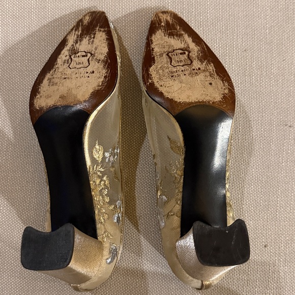 STUART WEITZMAN Embroidered mesh pumps GOLD 2.5” semi-block heel EUC US 8.5 Med - Picture 5 of 15